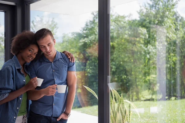 Romantisches glückliches junges Paar entspannen in modernem Haus drinnen — Stockfoto