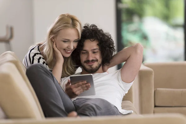 Couple relaxant à la maison avec tablettes — Photo