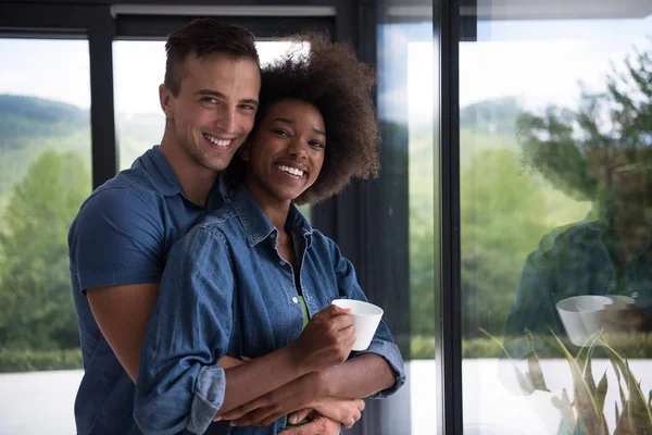 Romantisches glückliches junges Paar entspannen in modernem Haus drinnen — Stockfoto