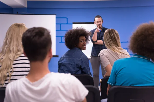 Högtalare seminarium företagets affärsidé möte — Stockfoto