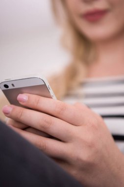 cep telefonu ile kanepede oturan kadın