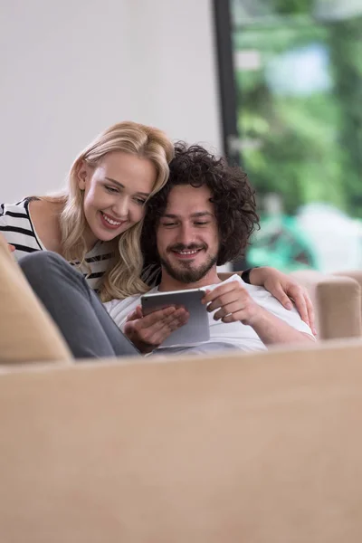 Couple relaxant à la maison avec tablettes — Photo