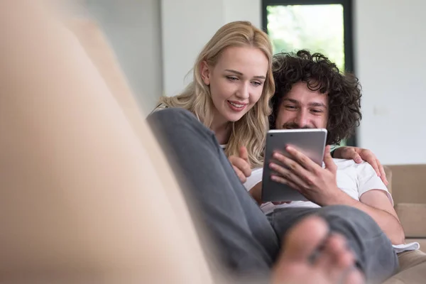 Couple relaxant à la maison avec tablettes — Photo