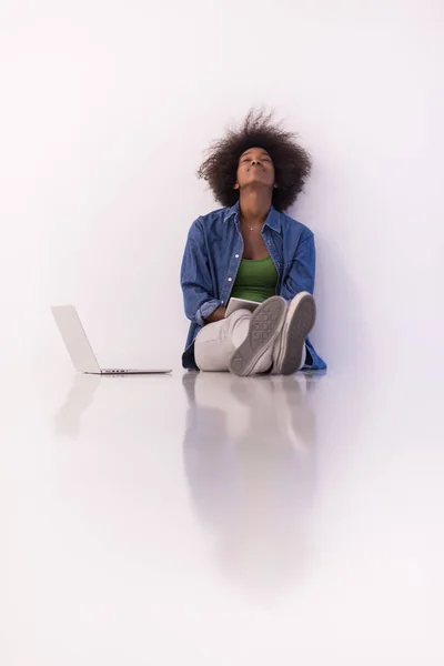 Mulher americana africana sentado no chão com laptop — Fotografia de Stock