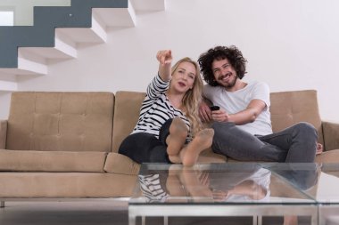 Televizyon izlerken koltukta genç Çift