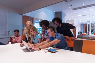 Çok ırklı bir girişim ekibi toplandı