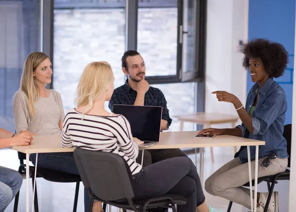 Multietniskt startupföretag på möte — Stockfoto