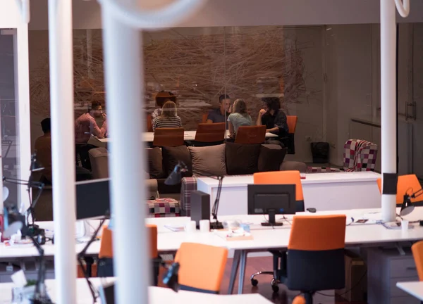 Equipo empresarial multiétnico de startups en la reunión — Foto de Stock