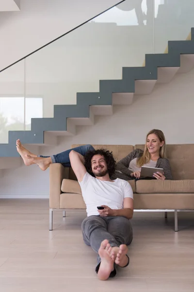 Young couple relaxes in the living room — Stock Photo, Image