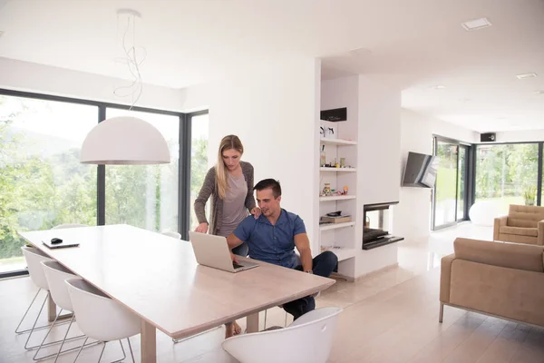 Couple using laptop at home — Stock Photo, Image