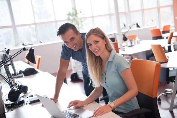 Groep jongeren werknemer werknemers met computer — Stockfoto