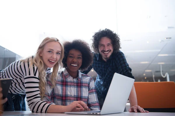 Çok ırklı bir girişim ekibi toplandı