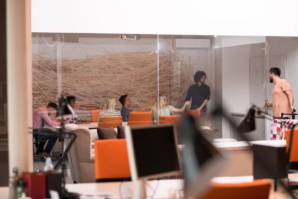 Equipe de negócios de inicialização multiétnica em reunião — Fotografia de Stock