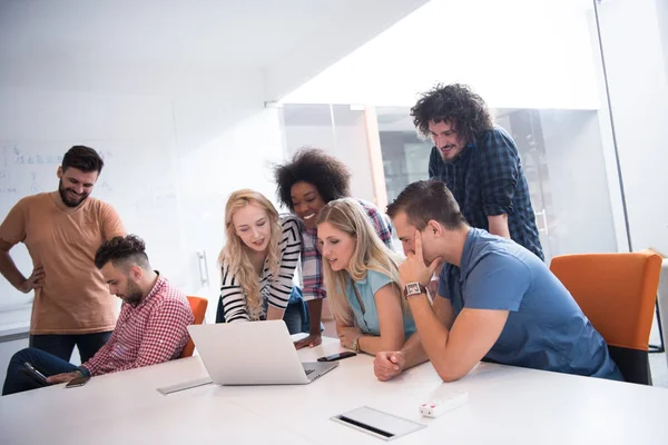 Equipo empresarial multiétnico de startups en la reunión — Foto de Stock