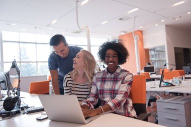 Çok ırklı başlangıç iş takım