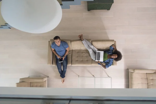 Unga multietniskt par slappnar av i vardagsrummet ovanifrån — Stockfoto