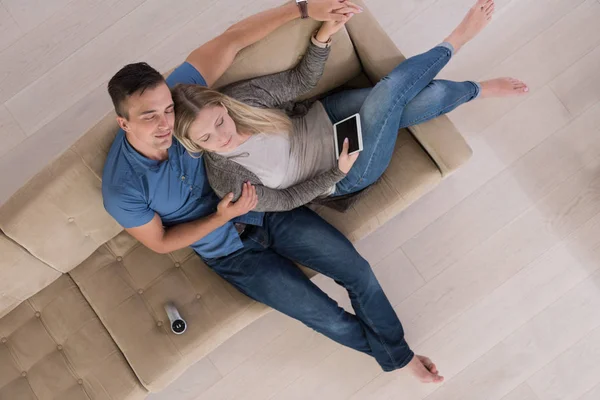 Youg couple in living room with tablet top view — Stock Photo, Image