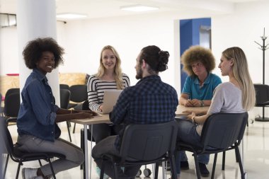 Çok ırklı bir girişim ekibi toplandı