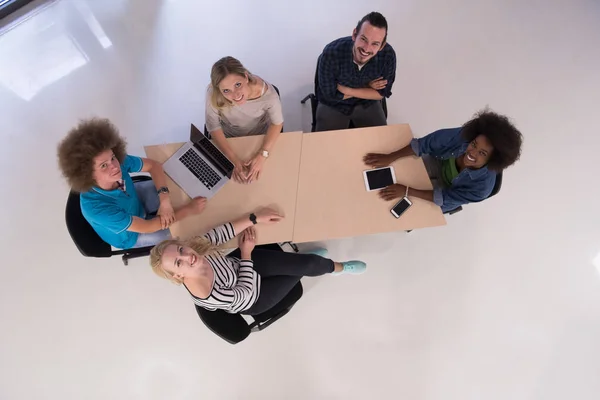 Equipe de negócios de inicialização multiétnica na vista superior da reunião — Fotografia de Stock