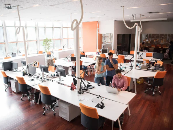 Gruppe junger Leute beschäftigt Arbeitnehmer mit Computer — Stockfoto