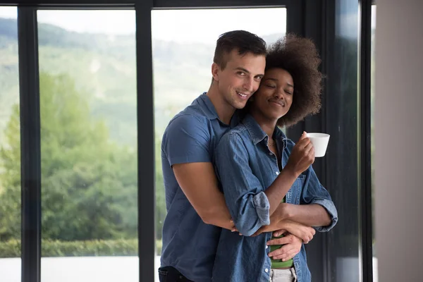 Romantisches glückliches junges Paar entspannen in modernem Haus drinnen — Stockfoto