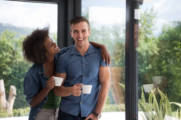Romantiska lyckliga unga par koppla av i moderna hem inomhus — Stockfoto