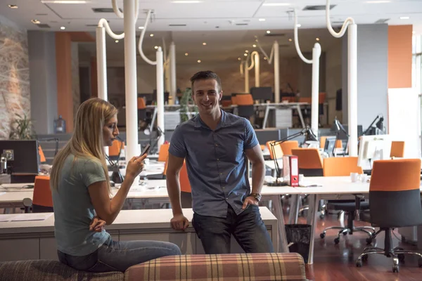 Existenzgründerpaar in einem modernen Büro — Stockfoto