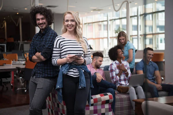 Multietniskt start business-team på uppfyller två framför den — Stockfoto