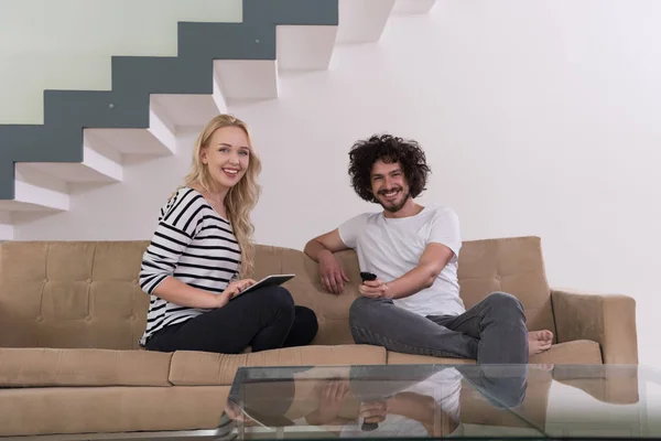 Par slappnar av i vardagsrummet — Stockfoto