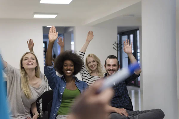 Primer plano de la mano del profesor con marcador — Foto de Stock