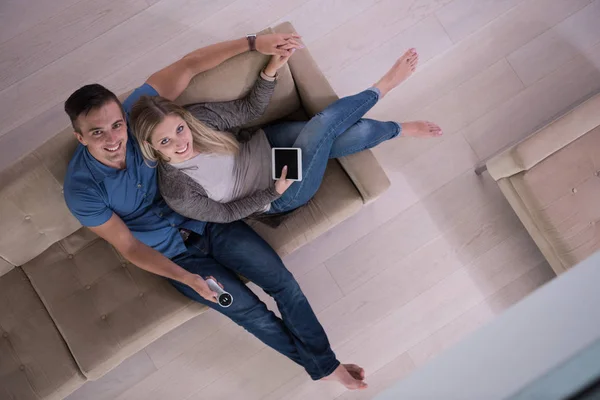 Пара у вітальні з видом зверху на планшет — стокове фото