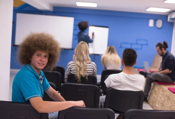 Porträtt av ung informella affärsman — Stockfoto