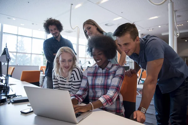 Multi-etnisch opstarten bedrijf team — Stockfoto