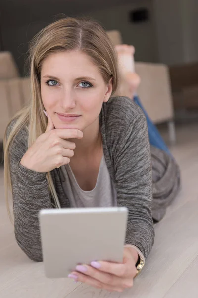 Jovem mulher usado tablet computador no chão — Fotografia de Stock