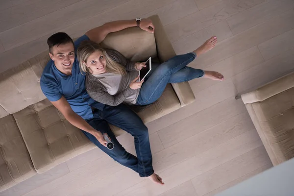 Youg couple in living room with tablet top view — Stock Photo, Image