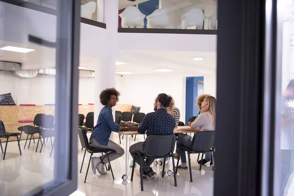 Equipo empresarial multiétnico de startups en la reunión —  Fotos de Stock