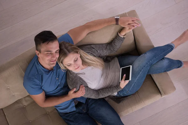 Jeune couple dans le salon avec tablette vue du dessus — Photo