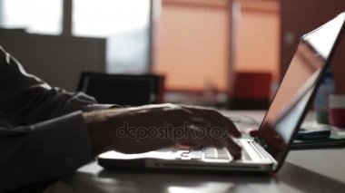 Genç işadamı çalışmaya başladı.