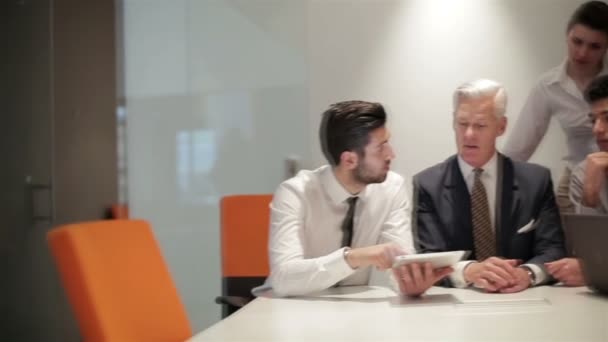 Бізнесмени групуються на зустрічі в сучасному стартап-офісі — стокове відео
