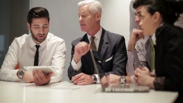 İş adamları modern başlangıç ofisinde bir araya geldi — Stok video