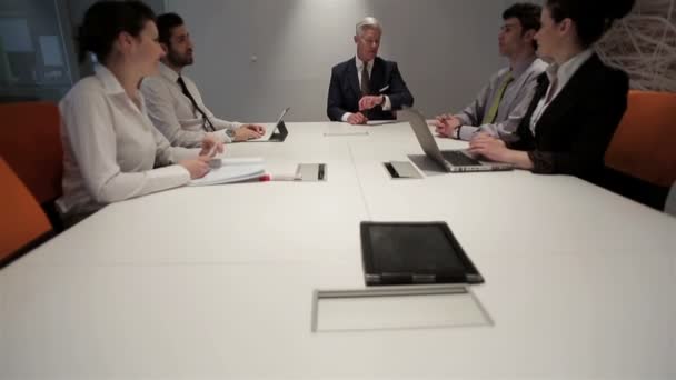 Groupe de gens d'affaires sur la réunion au bureau de démarrage moderne — Video