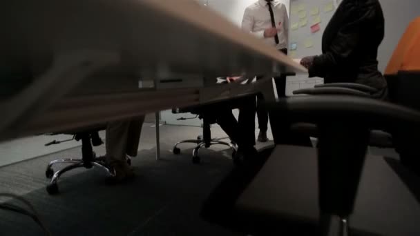 現代のスタートアップ・オフィスで集まるビジネス・グループ — ストック動画