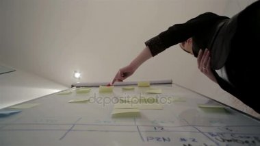 iş kadın kontrolden marker ile yakın çekim 
