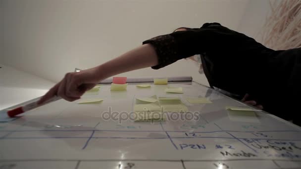 Крупным планом деловая женщина руку с маркером — стоковое видео