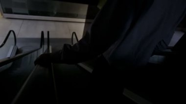 iş adamı yürüyen merdivenlerde