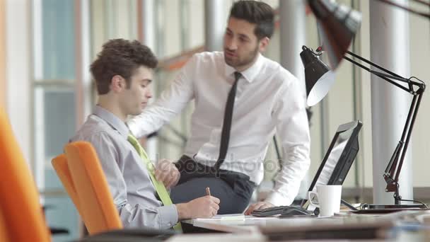 Opstarten bedrijfsgroep mensen samen te werken — Stockvideo