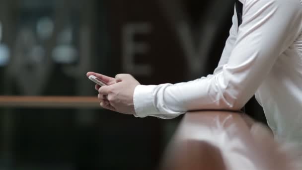 스마트 휴대 전화를 사용 하 여 하는 젊은 사업가의 클로즈업 — 비디오