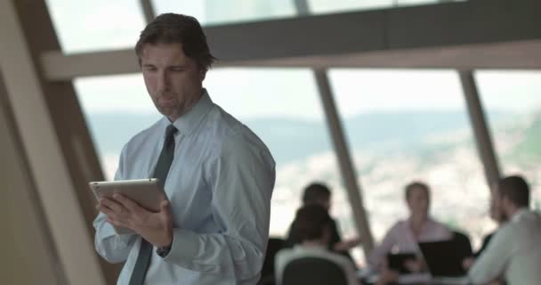 Handosme zakenman werken op tablet pc — Stockvideo