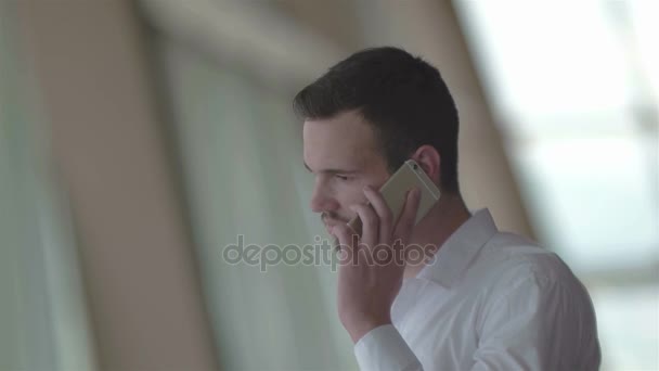 Relaxado jovem empresário falando no telefone inteligente — Vídeo de Stock