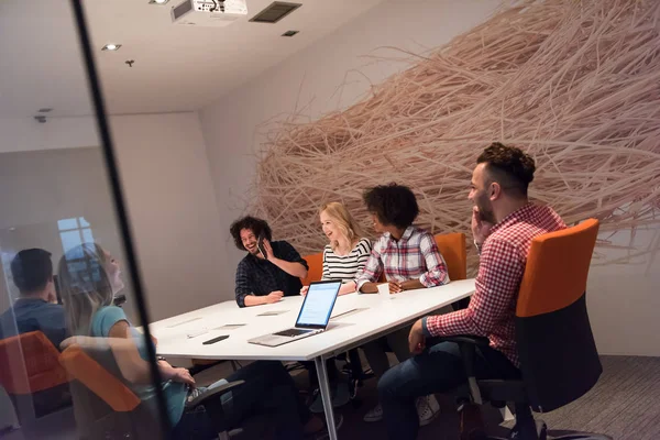 Equipe de negócios de inicialização multiétnica em reunião — Fotografia de Stock